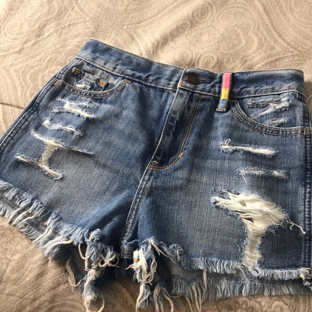 NWT. HOLLISTER HIGH RISE SHORT SHORT